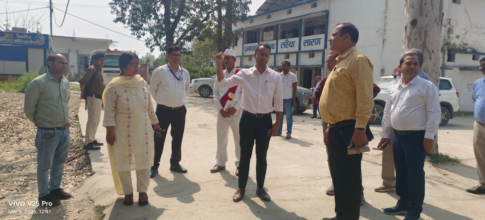जिलाधिकारी ने तरैया प्रखंड कार्यालय का किया औचक निरीक्षण