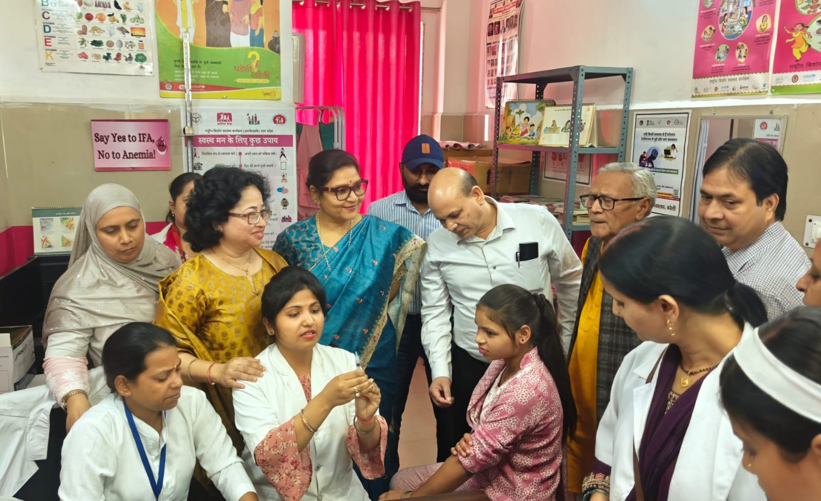 जिला महिला चिकित्सालय में एचपीवी टीकाकरण अभियान का शुभारंभ करते अतिथि, पहली किशोरी को लगाया गया टीका जिला महिला चिकित्सालय में एचपीवी टीकाकरण अभियान का शुभारंभ करते अतिथि, पहली किशोरी को लगाया गया टीका