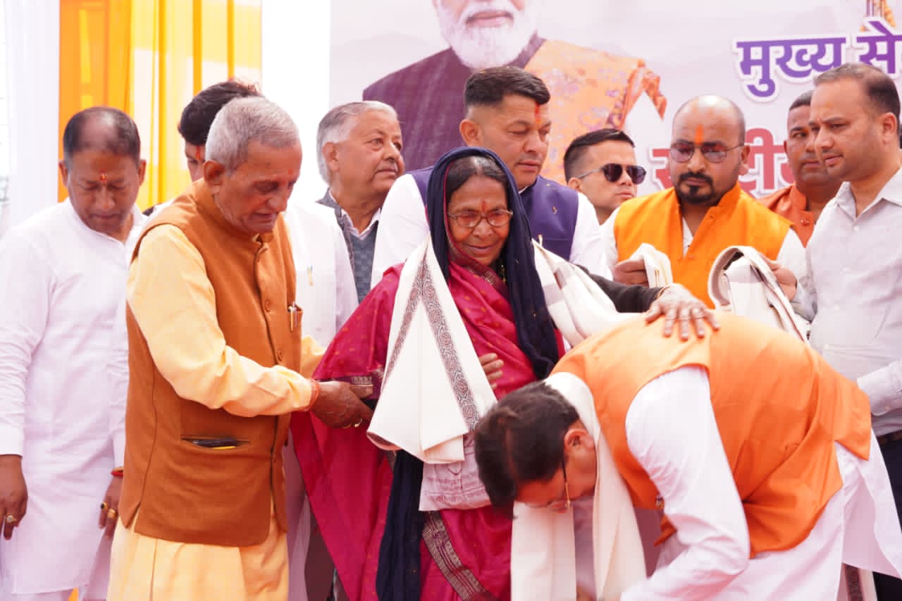 वीर नारियों को सम्मानित करते मुख्यमंत्री धामी