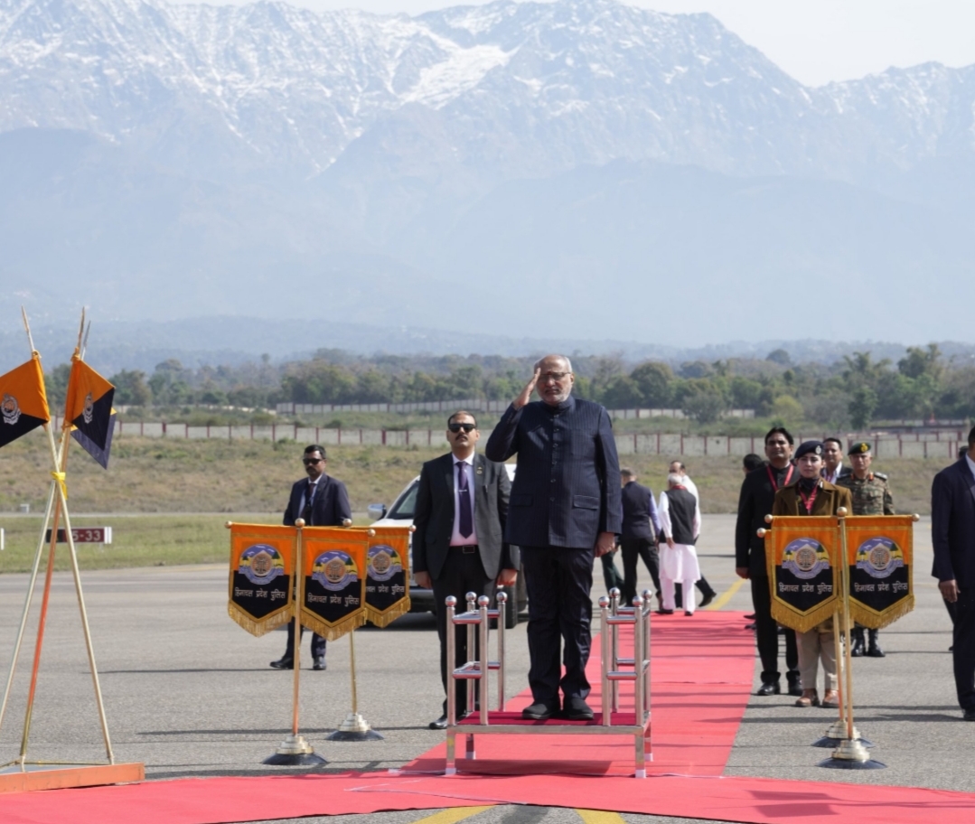 गगल एयरपोर्ट पर गार्ड ऑफ ऑनर देते हुए।