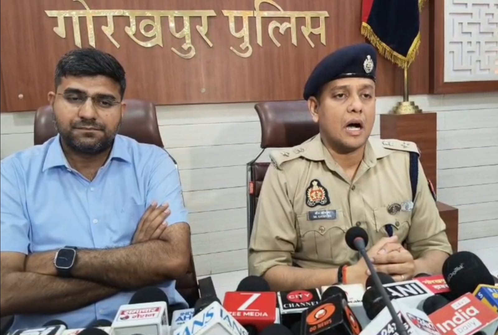 जानकारी देते जिलाधिकारी एवं एसएसपी