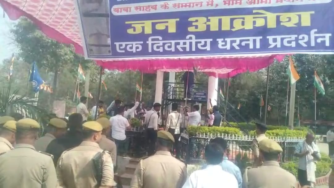 भीम आर्मी चीफ के नेतृत्व में लोग बाबा साहब की मूर्ति नई