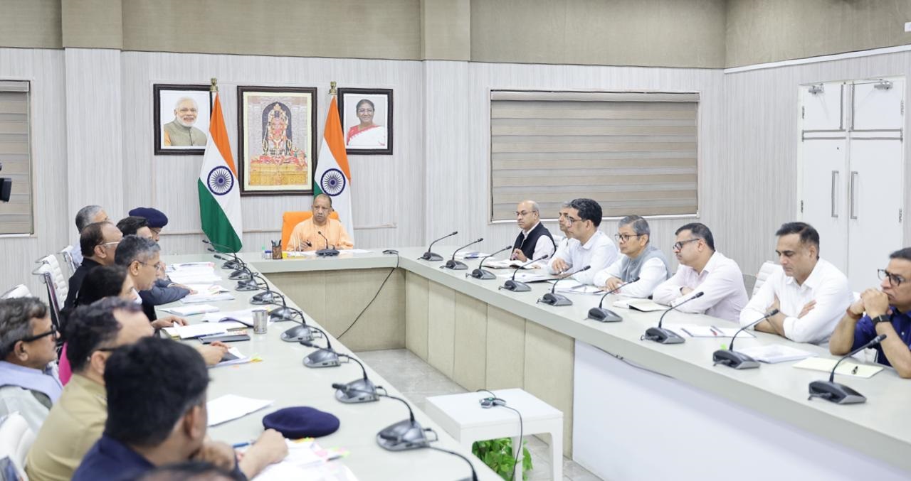 मुख्यमंत्री योगी आदित्यनाथ ने मंगलवार को कानून-व्यवस्था एवं प्रशासनिक तैयारियों की समीक्षा बैठक की