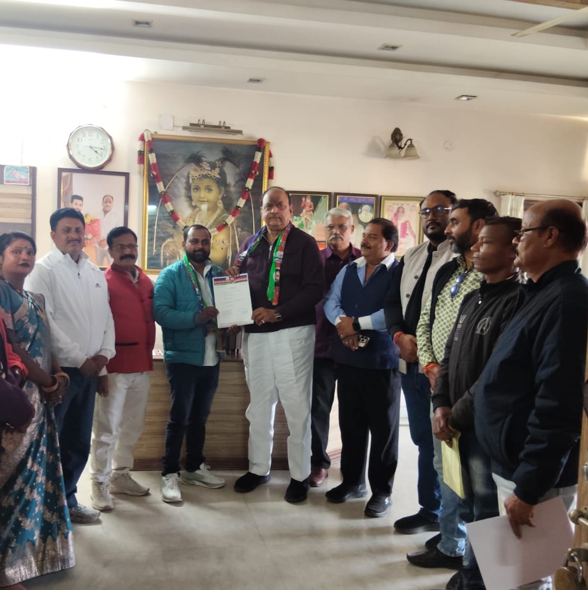 प्रदेश सचिव का मनोनयन करते प्रदेश अध्यक्ष