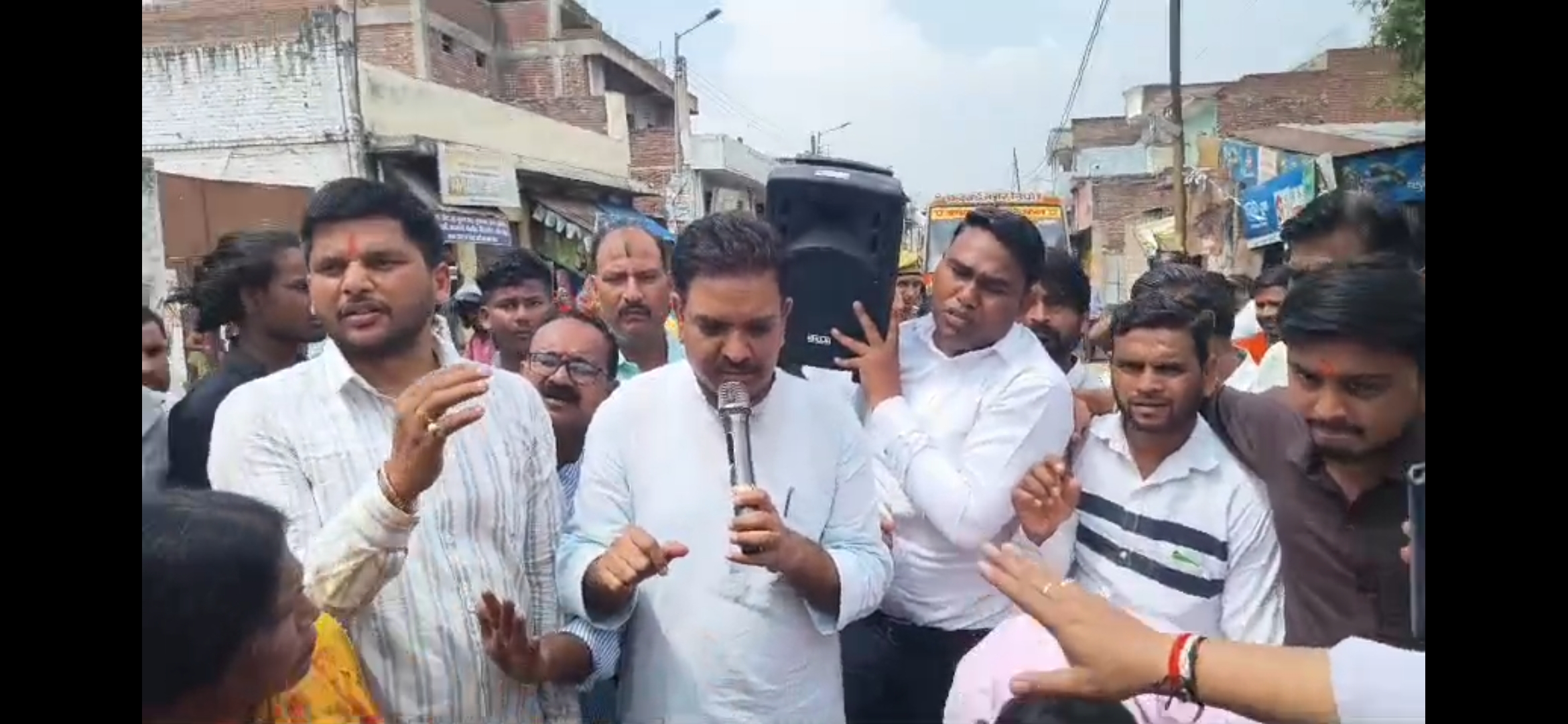 कन्नौज :- मंत्री के अपमान पर भाजपा कार्यकर्ताओं द्वारा हाईवे जाम कर किया विरोध प्रदर्शन कन्नौज :- मंत्री के अपमान पर भाजपा कार्यकर्ताओं द्वारा हाईवे जाम कर किया विरोध प्रदर्शन