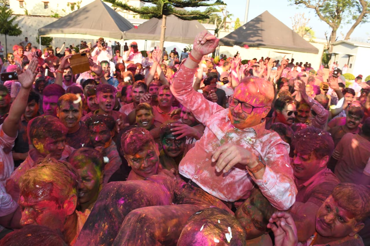 पुलिस के जवानों ने खेली होली:डीजीपी से लेकर सिपाही तक सब एक रंग में रंगें