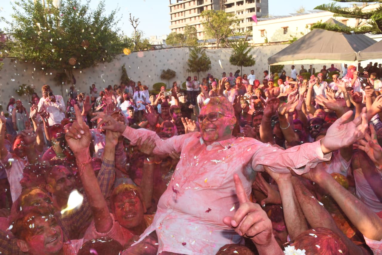 पुलिस के जवानों ने खेली होली:डीजीपी से लेकर सिपाही तक सब एक रंग में रंगें