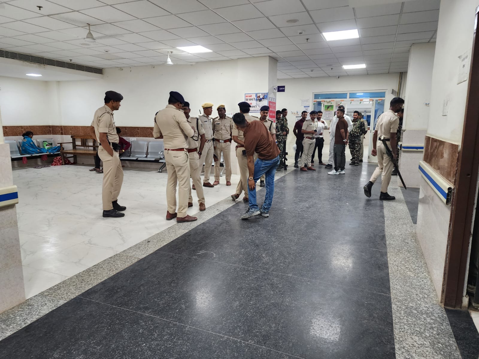 कड़ी सुरक्षा के बीच इलाज कराने के लिए अपराधियों को लेकर सदर अस्पताल पहुंची पुलिस