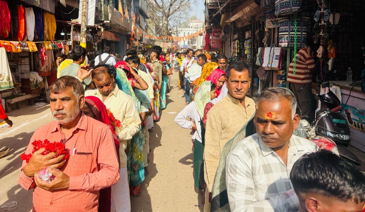 विन्ध्याचल मीरजापुर मुख्य मार्ग पर बावली चौराहे तक लगी लाइन ।