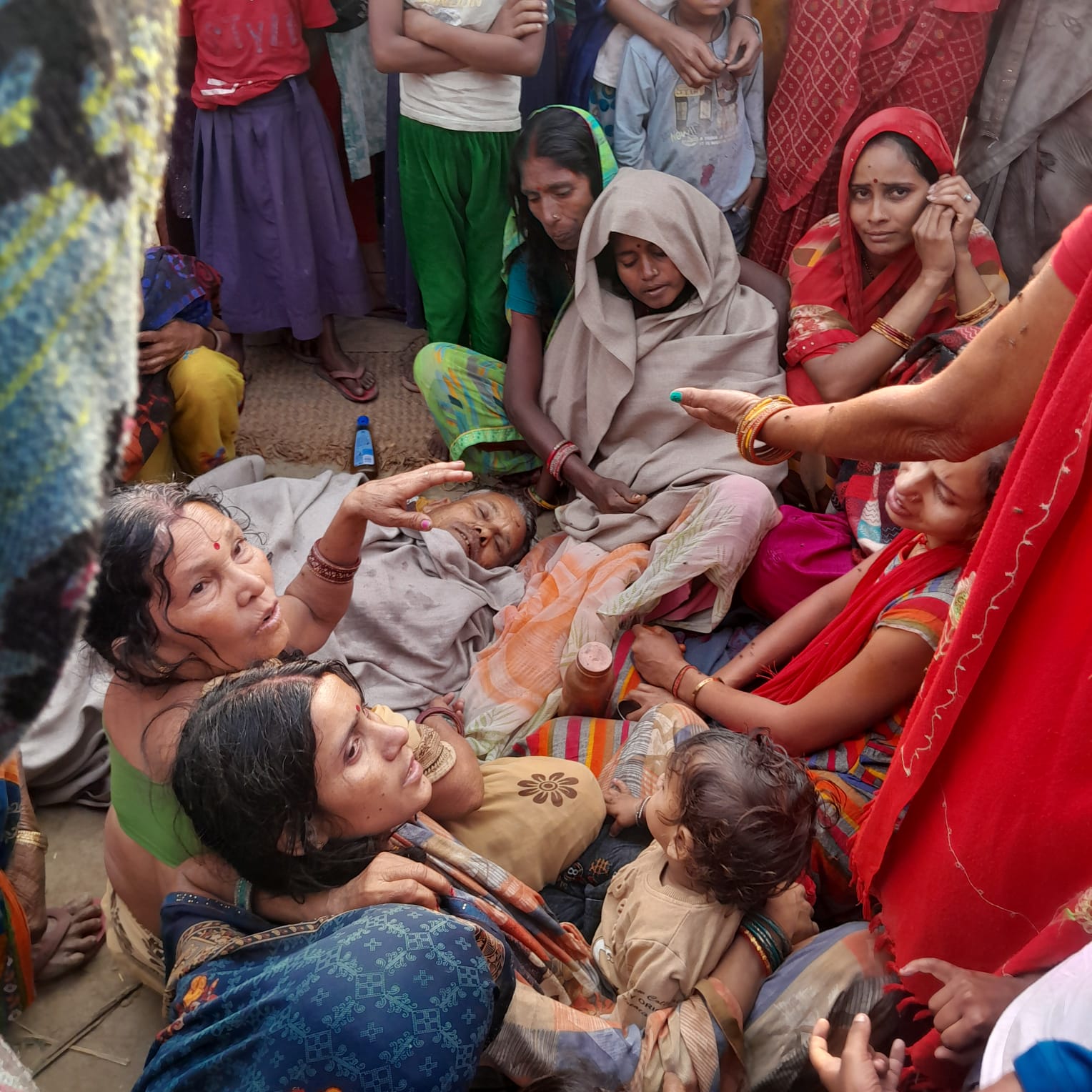 गोली लगने के बाद मृत्य के पास विलाप करते परिजन