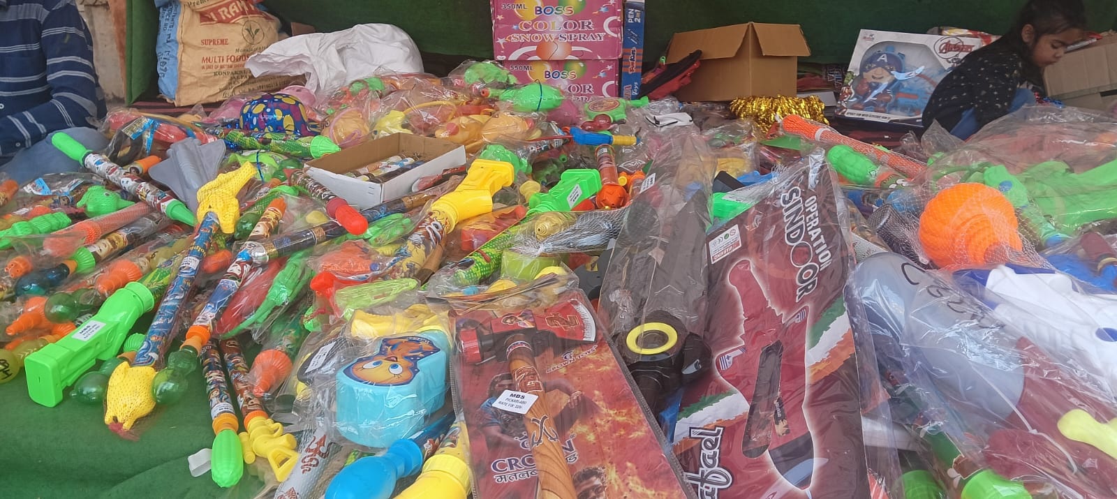 हाईटेक हुई जयपुर की होली: बाजारों में मिसाइल और एके-47 पिचकारियों की धूम