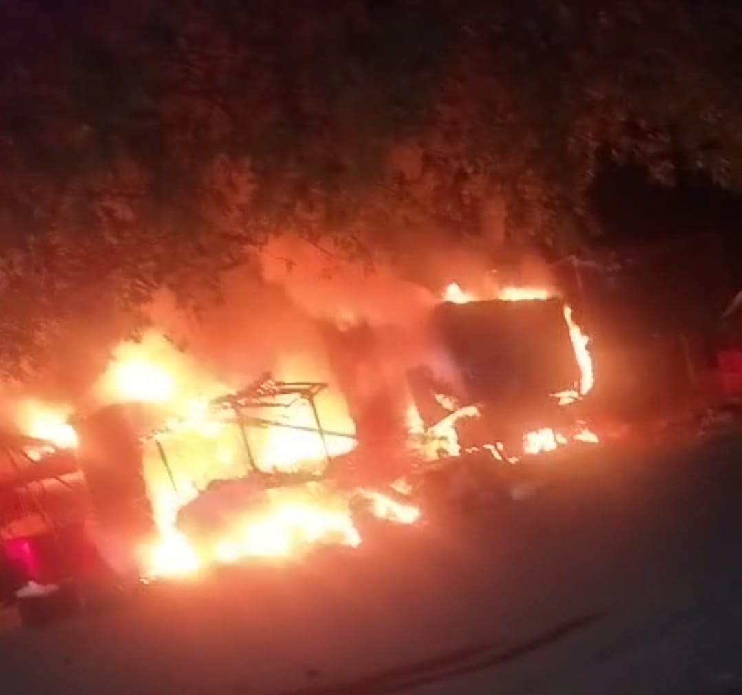 दुकानों में लगी आग की तस्वीर