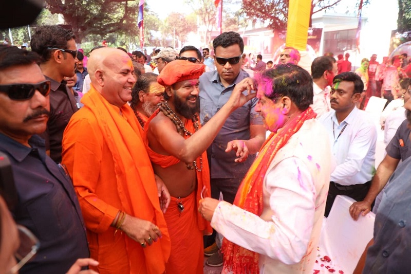 अपने निवास पर होली खेलते हुए मुख्यमंत्री अपने निवास पर होली खेलते हुए मुख्यमंत्री