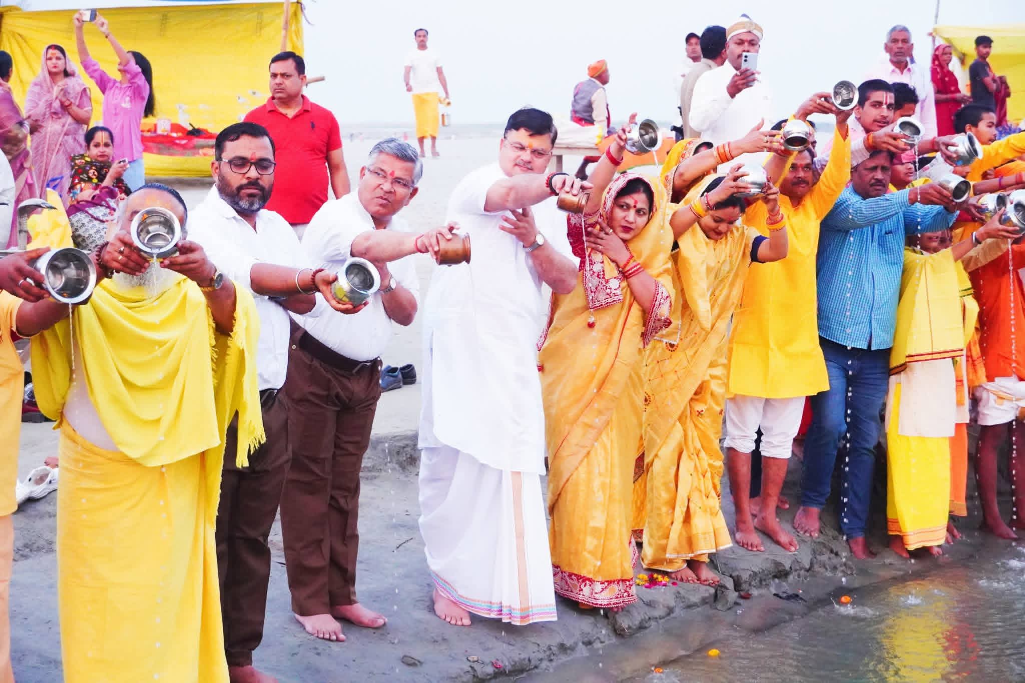 नवसंवत्सर सरयू तट पर  उदयमान सूर्य को अर्घ्य दिया गया