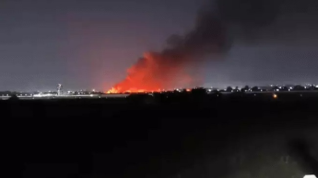 इंदौरः एयरपोर्ट परिसर के पास सूखी झाड़ियों में लगी भीषण आग