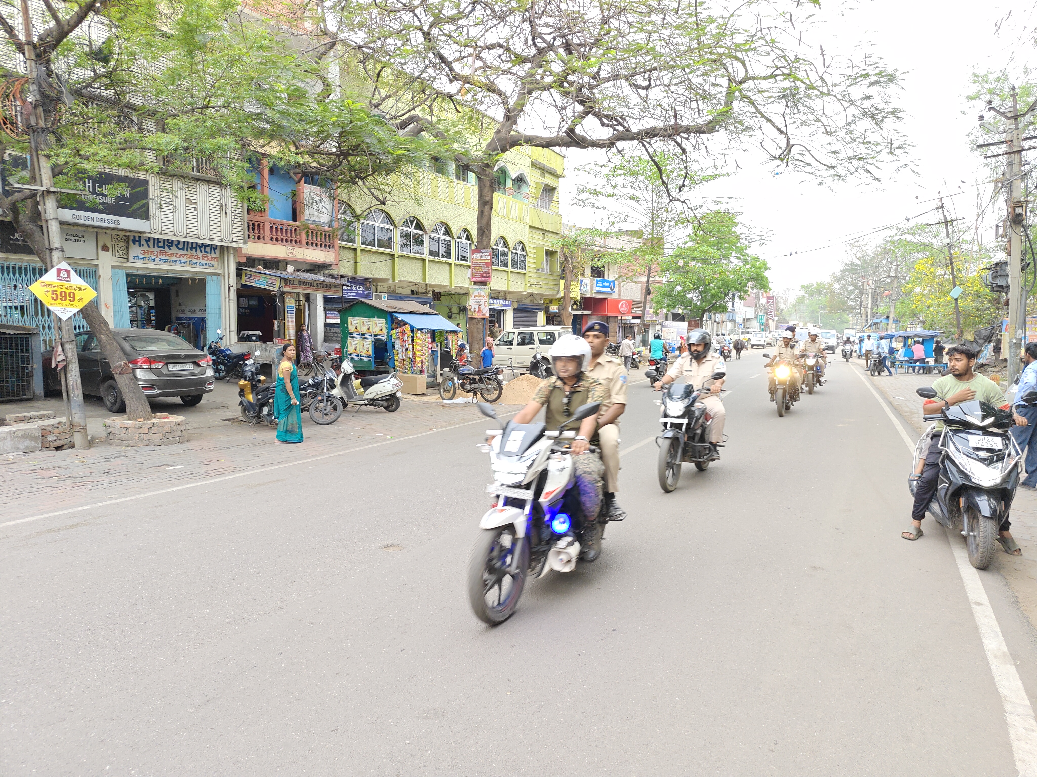 फ्लैग मार्च करती पुलिस