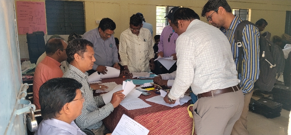 बीआरसीसी कार्यालय धमतरी में परीक्षा सामग्री वितरण करते हुए अधिकारी।