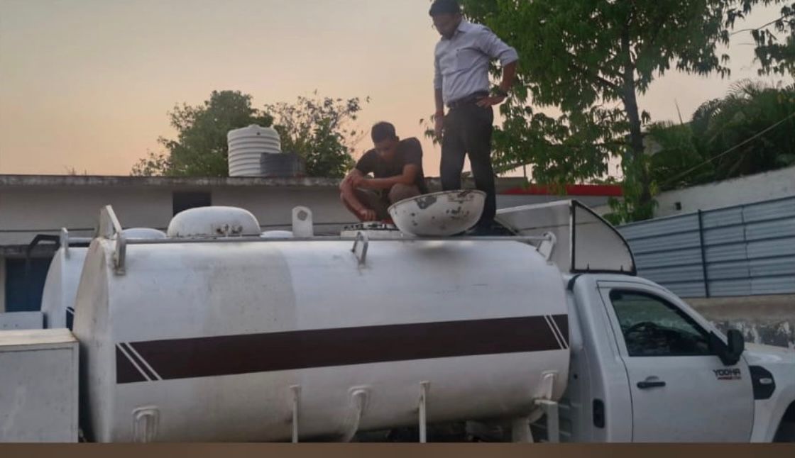 डीजल पर सील बंद की कार्रवाई करती पुलिस।