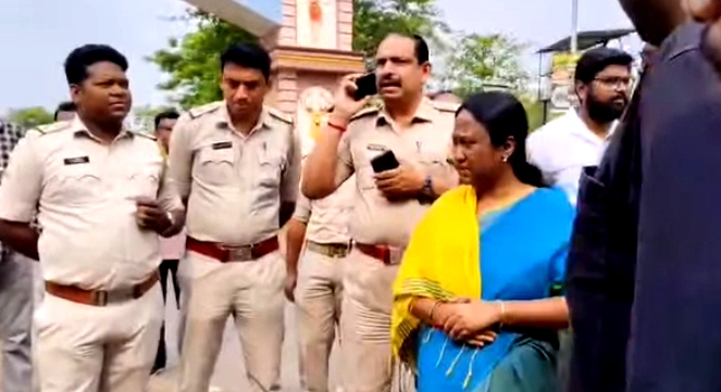 शहीद रघुनाथ महतो की प्रतिमा से छेड़छाड़ पहुंची तृणमूल नेत्री