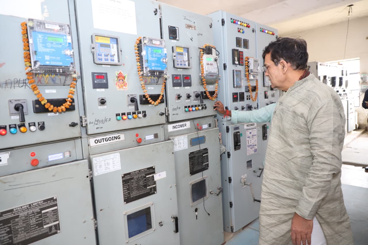 विद्युत उपकेंद्र का निरीक्षण करते हुए ऊर्जा मंत्री ए के शर्मा