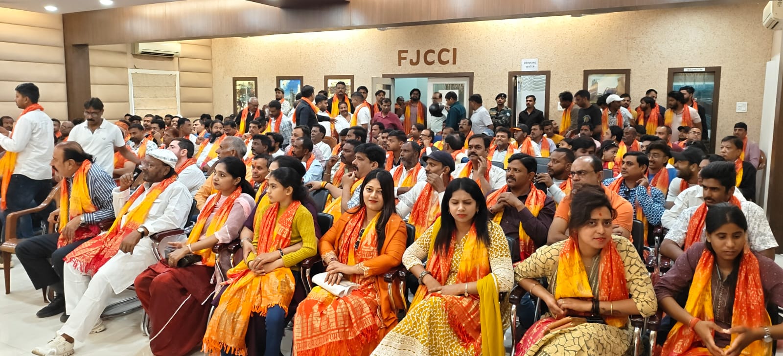 बैठक में शामिल लोग बैठक में शामिल लोग