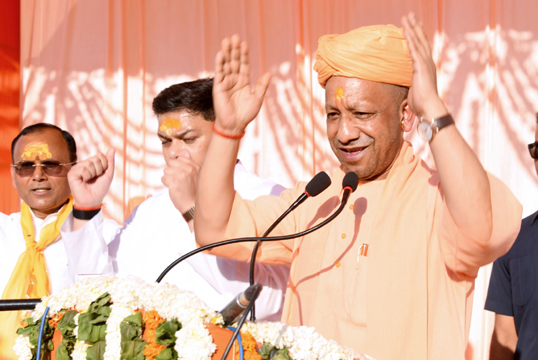 सभा काे संबाेधित करते हुए सीएम याेगी आदित्यनाथ