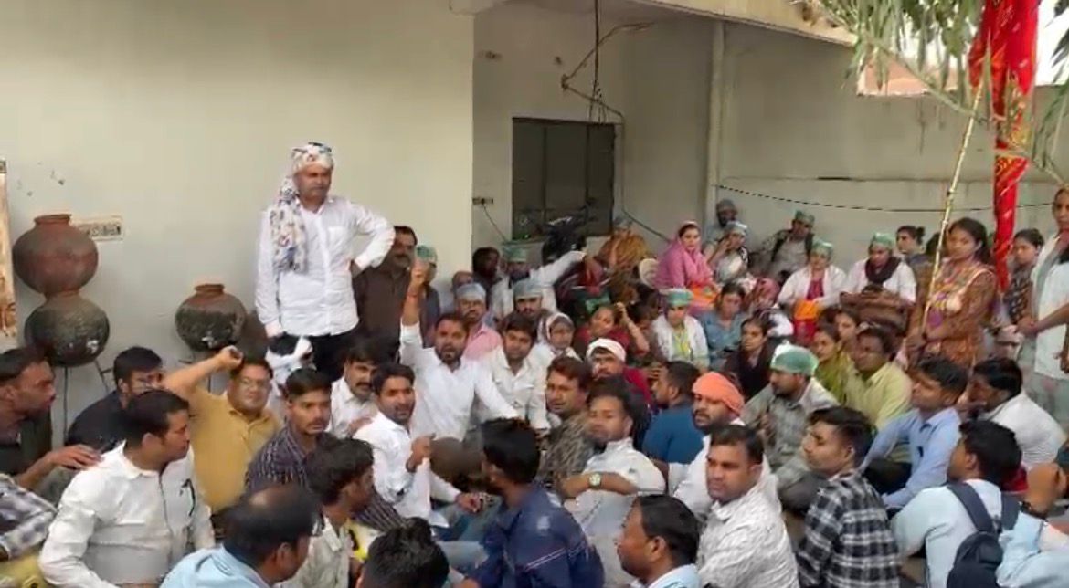 संविदा नर्सेज कर्मियों ने दौसा से जयपुर पदयात्रा के बाद मंत्री डॉ. किरोड़ी लाल मीणा के निवास पर दिया धरना