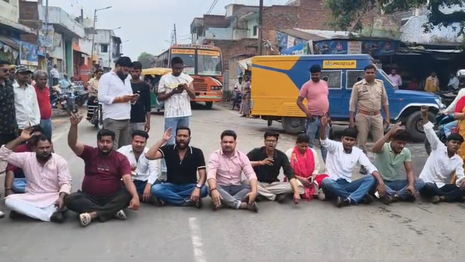 कन्नौज :- मंत्री के अपमान पर भाजपा कार्यकर्ताओं द्वारा हाईवे जाम कर किया विरोध प्रदर्शन कन्नौज :- मंत्री के अपमान पर भाजपा कार्यकर्ताओं द्वारा हाईवे जाम कर किया विरोध प्रदर्शन