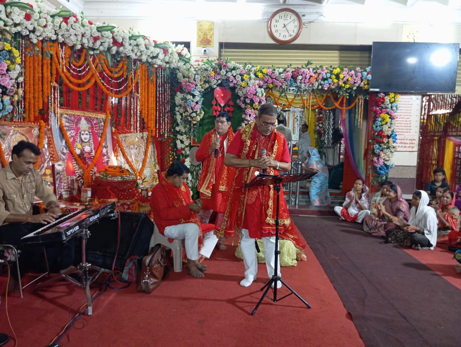 भक्ति कार्यक्रम में शामिल लोग भक्ति कार्यक्रम में शामिल लोग