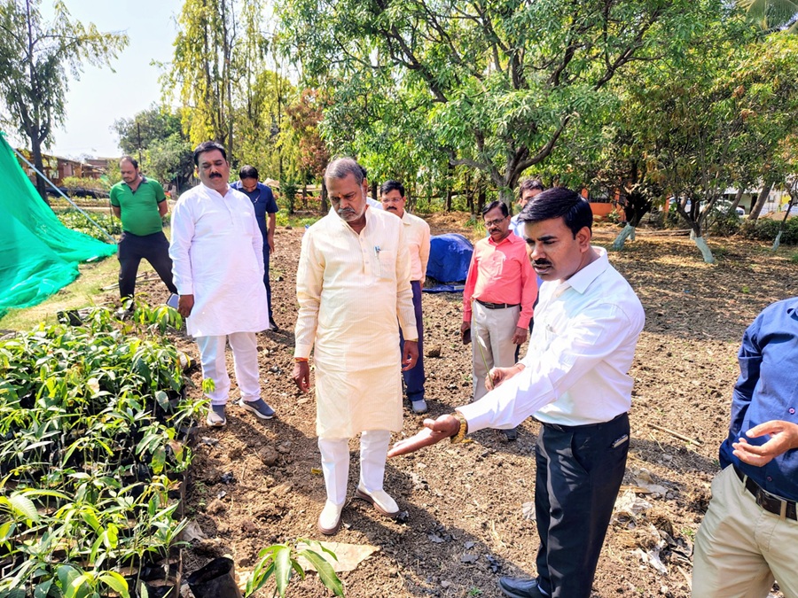 मंत्री नारायण सिंह कुशवाह ने बैतूल की कम्पनी गार्डन नर्सरी का किया निरीक्षण