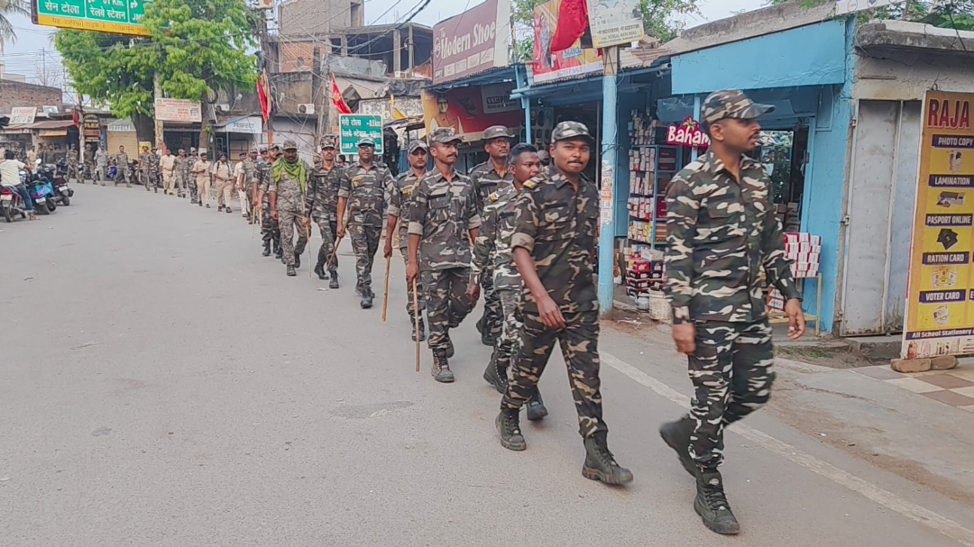 फ्लैग मार्च प्रशिक्षु आईएएस सिद्धांत कुमार और सदर चाईबासा के अनुमंडल पुलिस पदाधिकारी बहामन टूटी के नेतृत्व में आयोजित फ्लैग मार्च प्रशिक्षु आईएएस सिद्धांत कुमार और सदर चाईबासा के अनुमंडल पुलिस पदाधिकारी बहामन टूटी के नेतृत्व में आयोजित