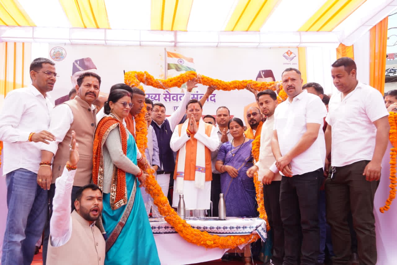 मुख्यमंत्री का स्वागत करते कार्यकर्ता