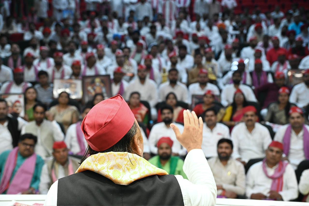 अखिलेश यादव बोलते हुए एवं कार्यकर्ता अखिलेश यादव बोलते हुए एवं कार्यकर्ता