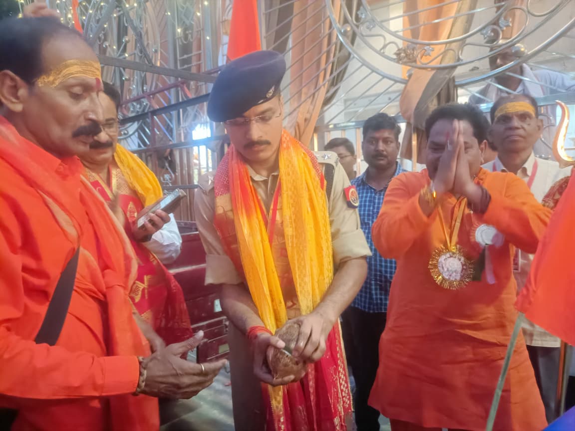 राम नवमी पर आयोजित कार्यक्रम का उद्घाटन करते हुए सहायक पुलिस अधीक्षक गोल्डी गुप्ता राम नवमी पर आयोजित कार्यक्रम का उद्घाटन करते हुए सहायक पुलिस अधीक्षक गोल्डी गुप्ता