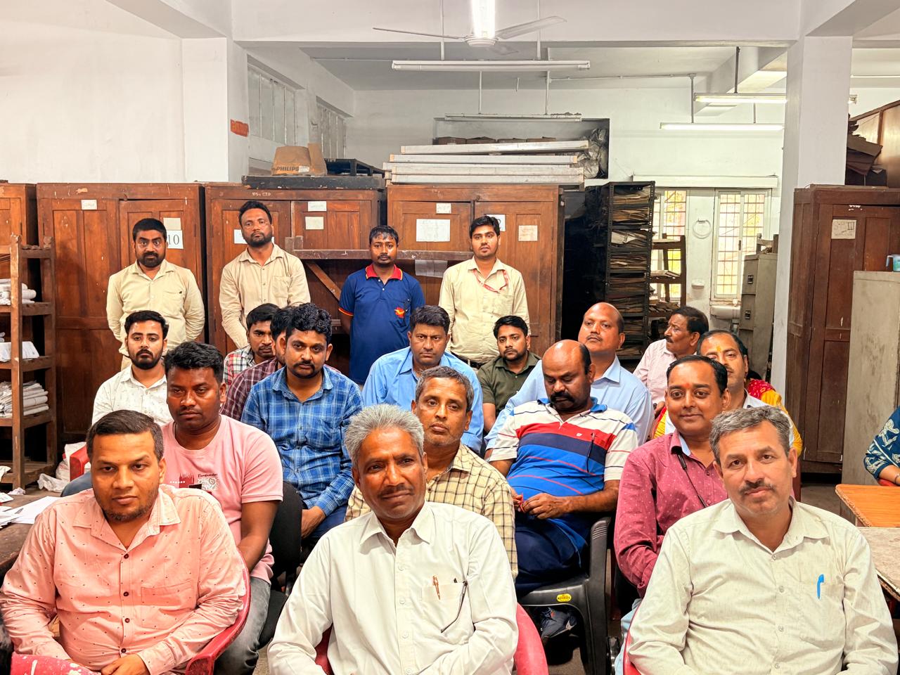 कार्यक्रम में शामिल कर्मचारी