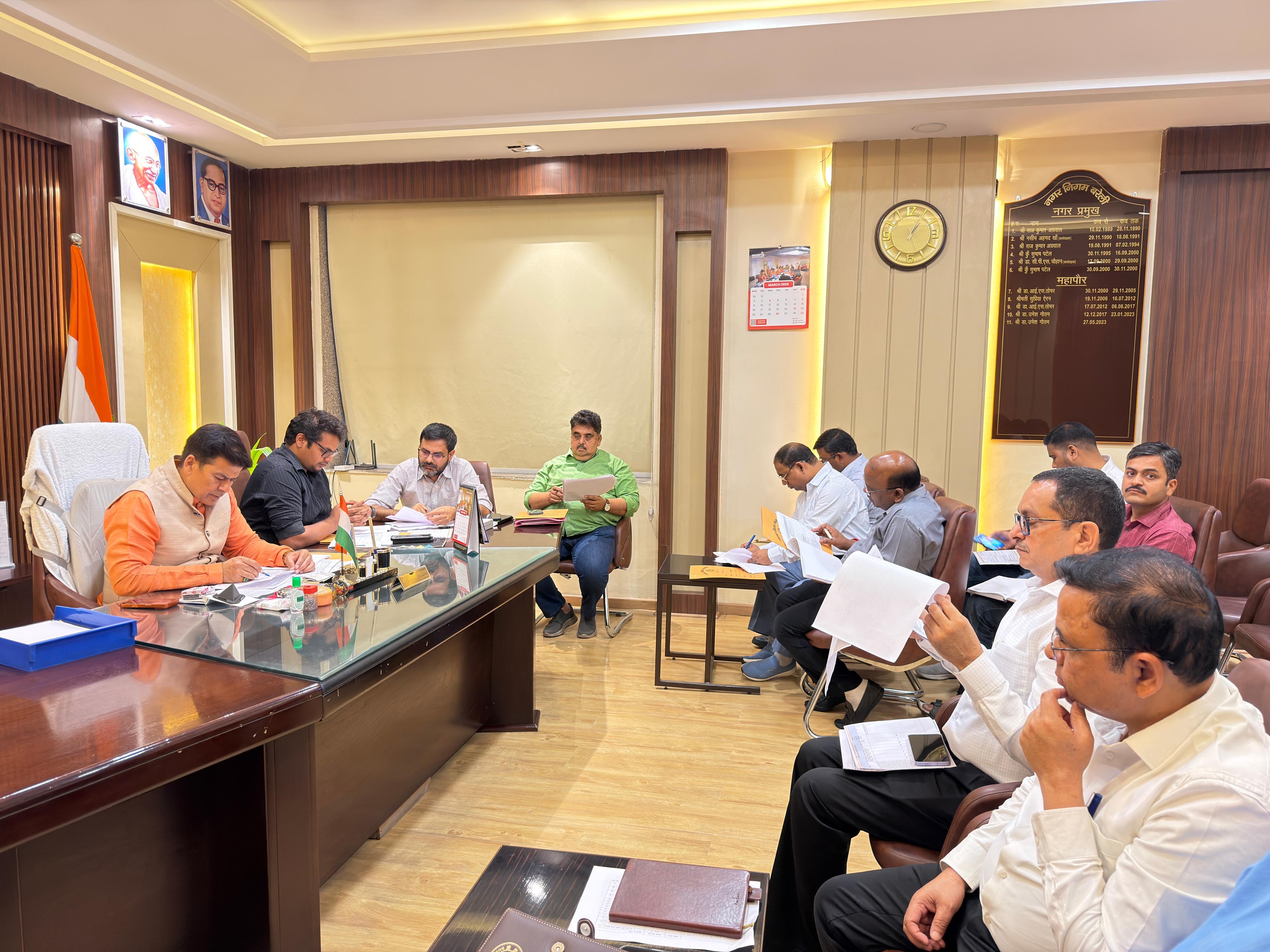 महापौर डॉ. उमेश गौतम समीक्षा बैठक में अधिकारियों के साथ विकास कार्यों की प्रगति पर चर्चा करते हुए। महापौर डॉ. उमेश गौतम समीक्षा बैठक में अधिकारियों के साथ विकास कार्यों की प्रगति पर चर्चा करते हुए।