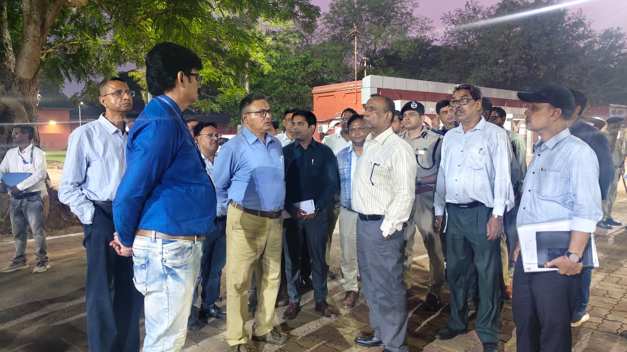 खड़गपुर मंडल और वर्कशॉप का महाप्रबंधक निरीक्षण करते हुए खड़गपुर मंडल और वर्कशॉप का महाप्रबंधक निरीक्षण करते हुए