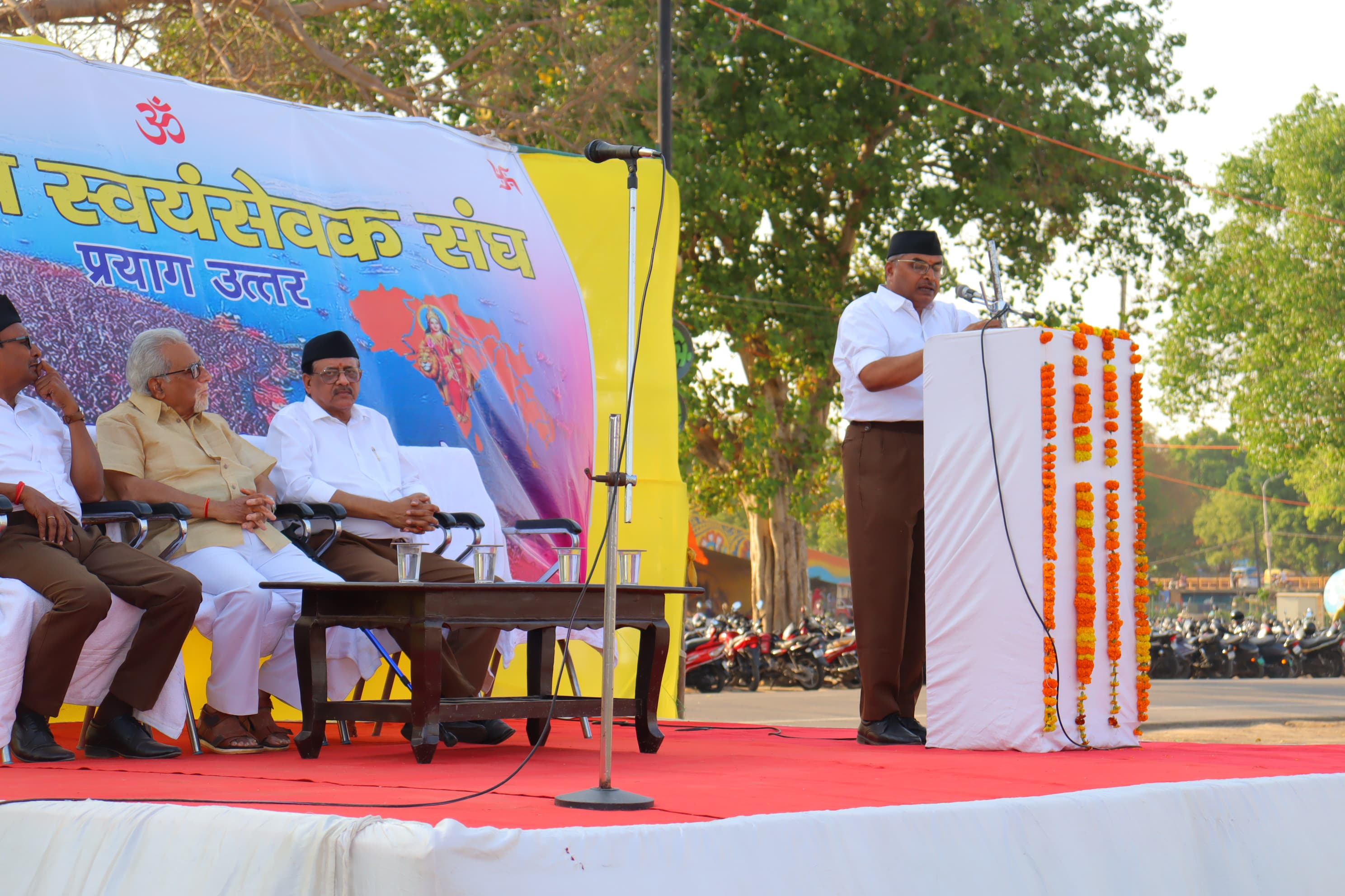 संघ के पद संचलन से पूर्व स्वयंसेवकों को संबोधित करते हुए सुभाष का छाया चित्र संघ के पद संचलन से पूर्व स्वयंसेवकों को संबोधित करते हुए सुभाष का छाया चित्र