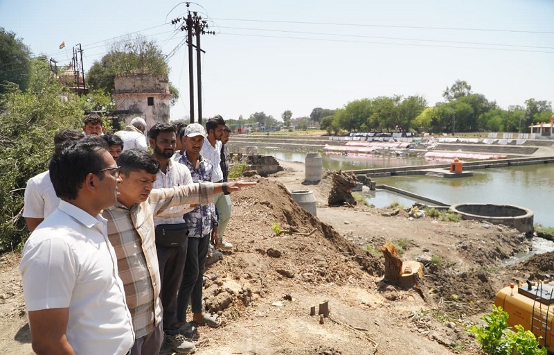 संभागायुक्त और कलेक्टर ने मार्ग चौडीकरण कार्य का निरीक्षण किया संभागायुक्त और कलेक्टर ने मार्ग चौडीकरण कार्य का निरीक्षण किया
