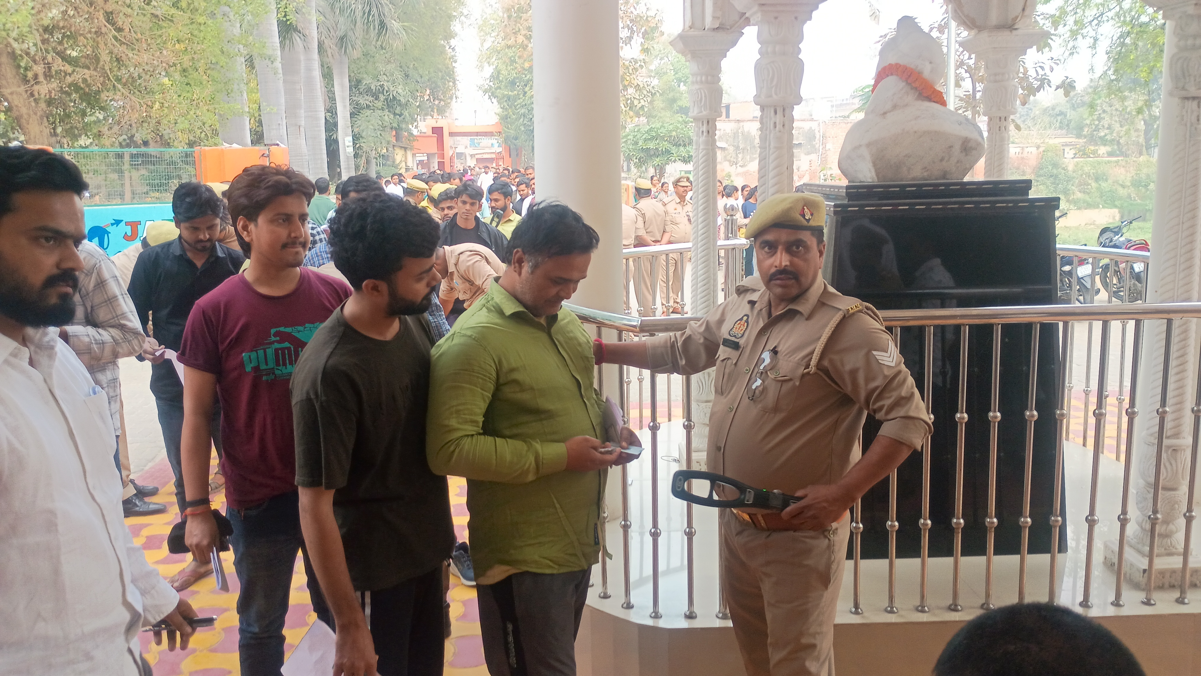 टीडी कॉलेज में परीक्षा केंद्र पर चेकिंग करते हुए पुलिस कर्मी टीडी कॉलेज में परीक्षा केंद्र पर चेकिंग करते हुए पुलिस कर्मी