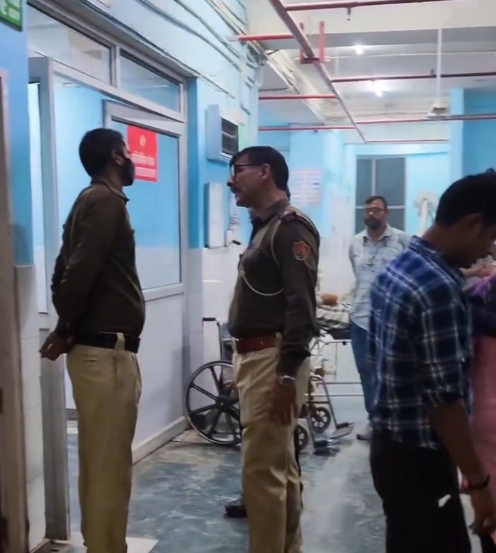 महिला पर ज्वलनशील पदार्थ डाले जाने की सूचना पर अस्पताल पहुंची पुलिस।