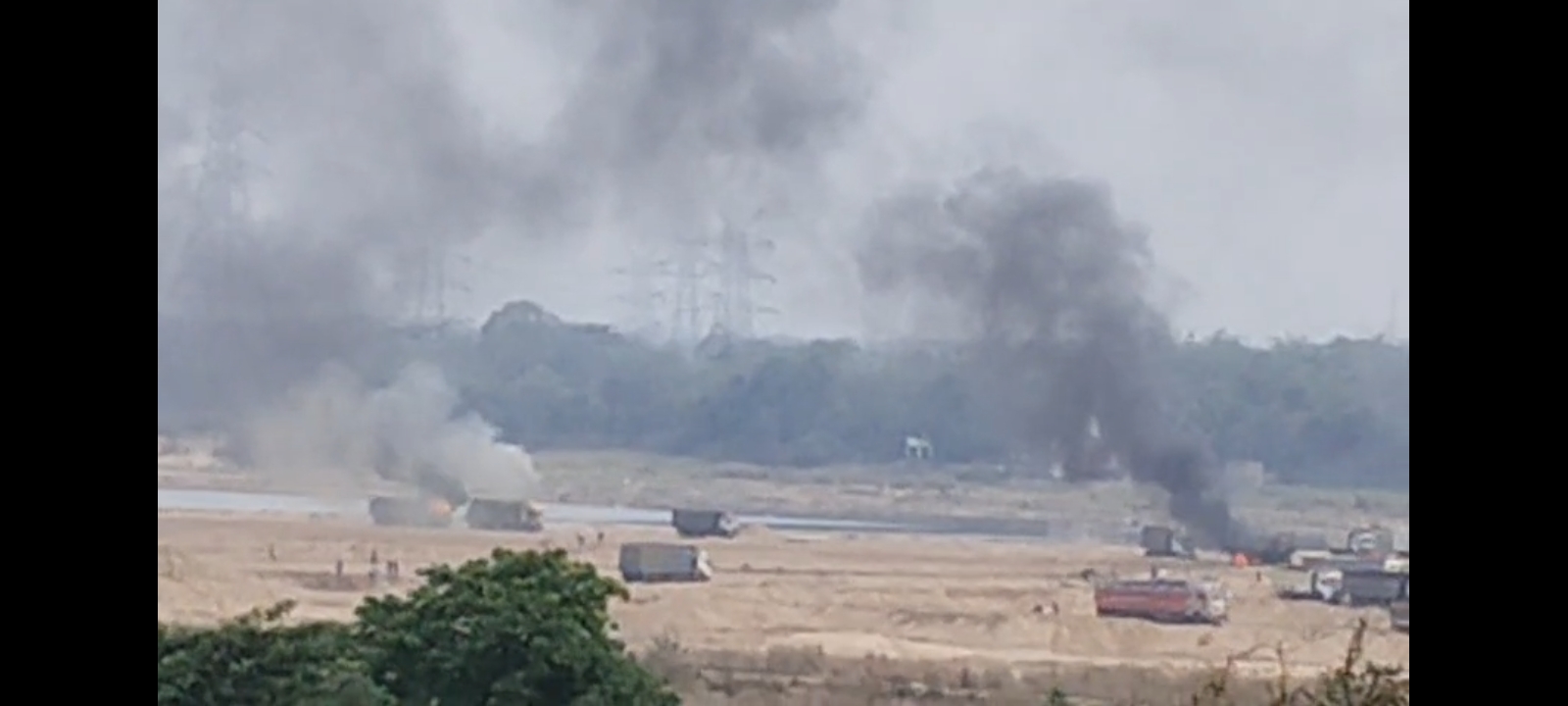 जलाये गये डंपर