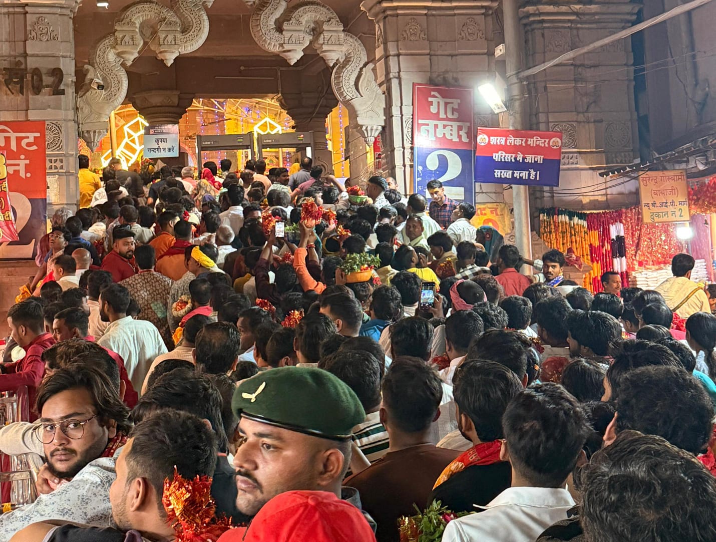 मंदिर परिसर में दर्शनार्थियों की भीड़।