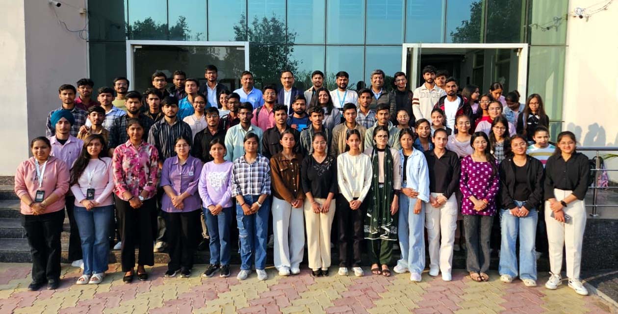 कार्यशाला पहुंचे प्रतिभागी अधिकारियों के साथ।