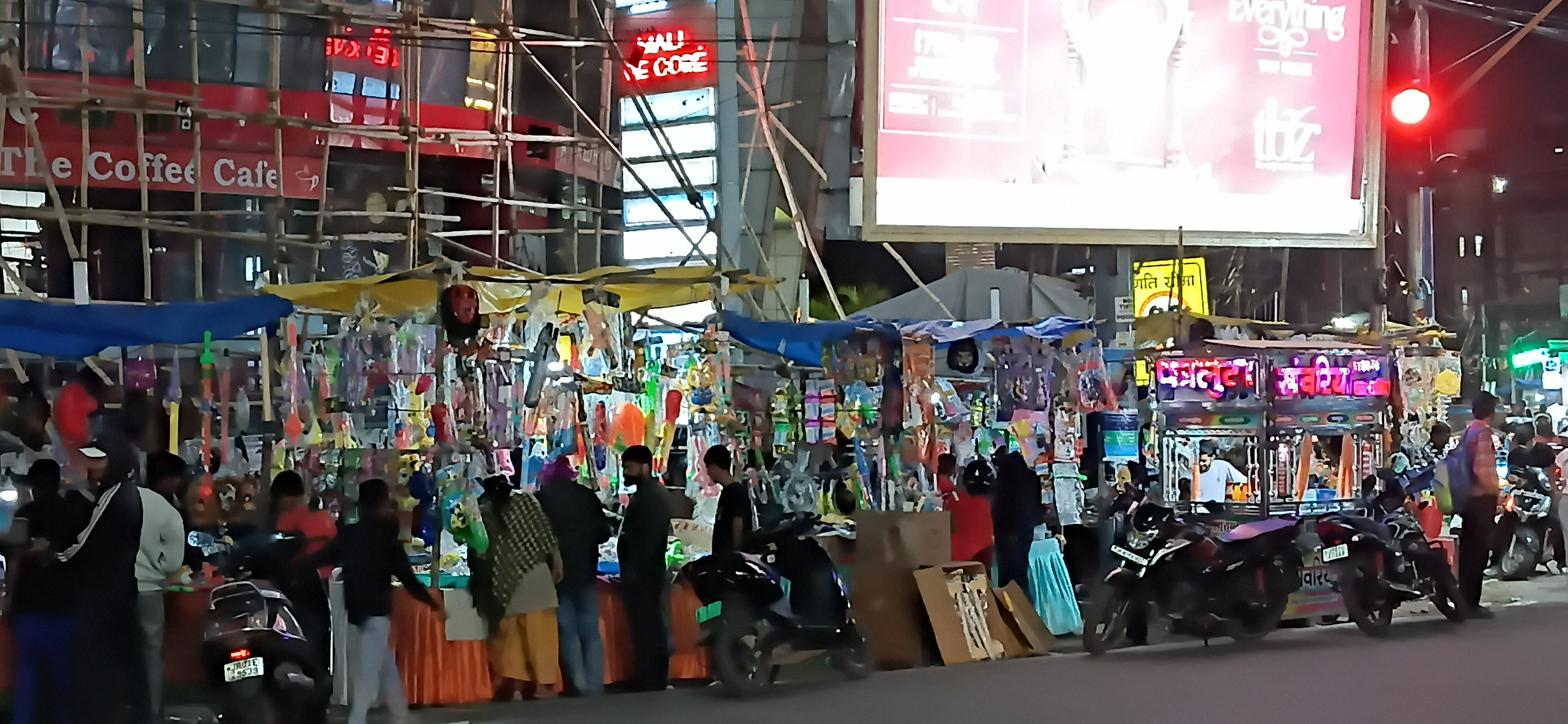 दुकानों में रात में लगी भीड़ दुकानों में रात में लगी भीड़