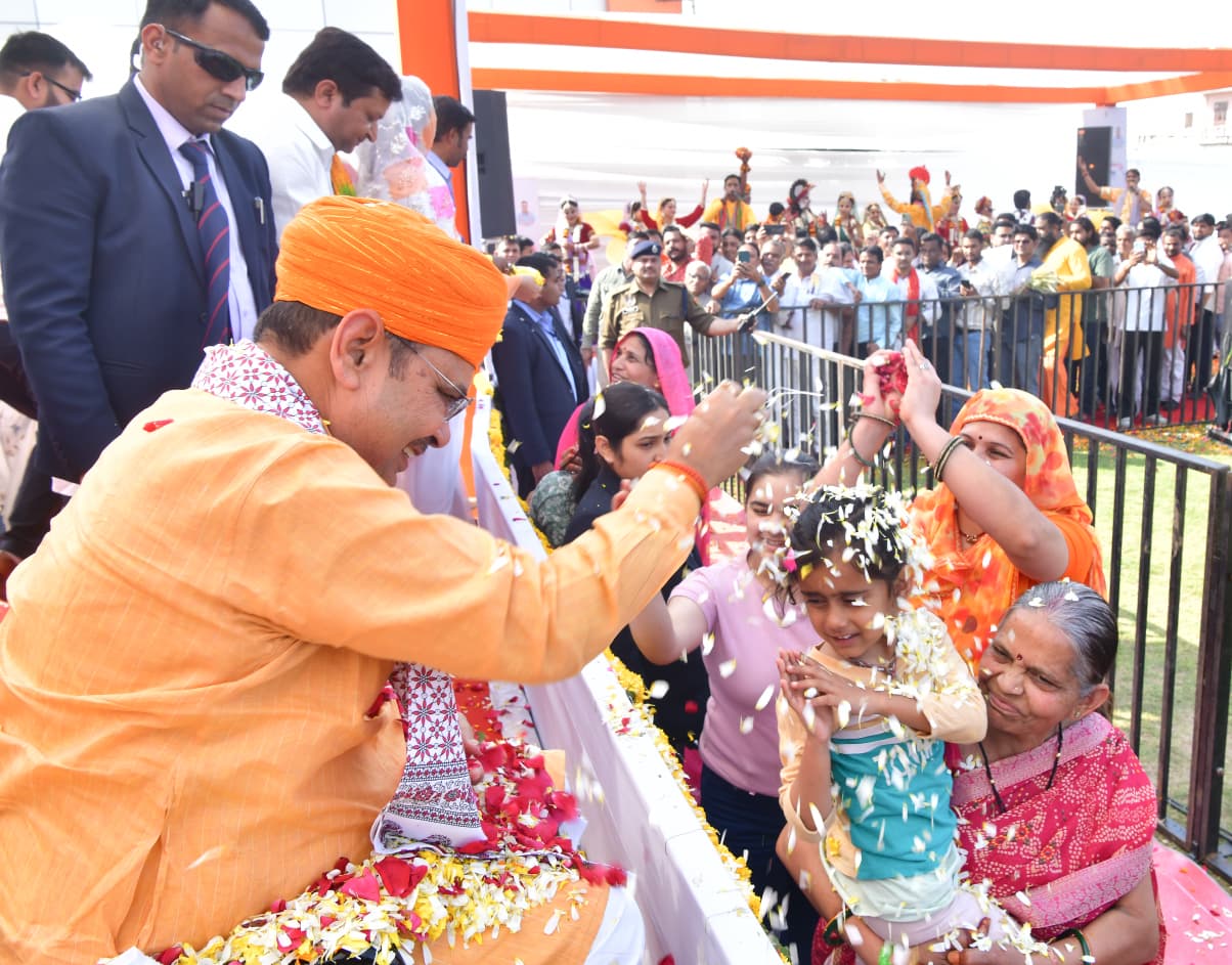 मुख्यमंत्री ने कार्यकर्त्ताओं के साथ खेली फूलों की होली, सुरक्षित एवं पर्यावरण अनुकूल होली का दिया संदेश मुख्यमंत्री ने कार्यकर्त्ताओं के साथ खेली फूलों की होली, सुरक्षित एवं पर्यावरण अनुकूल होली का दिया संदेश