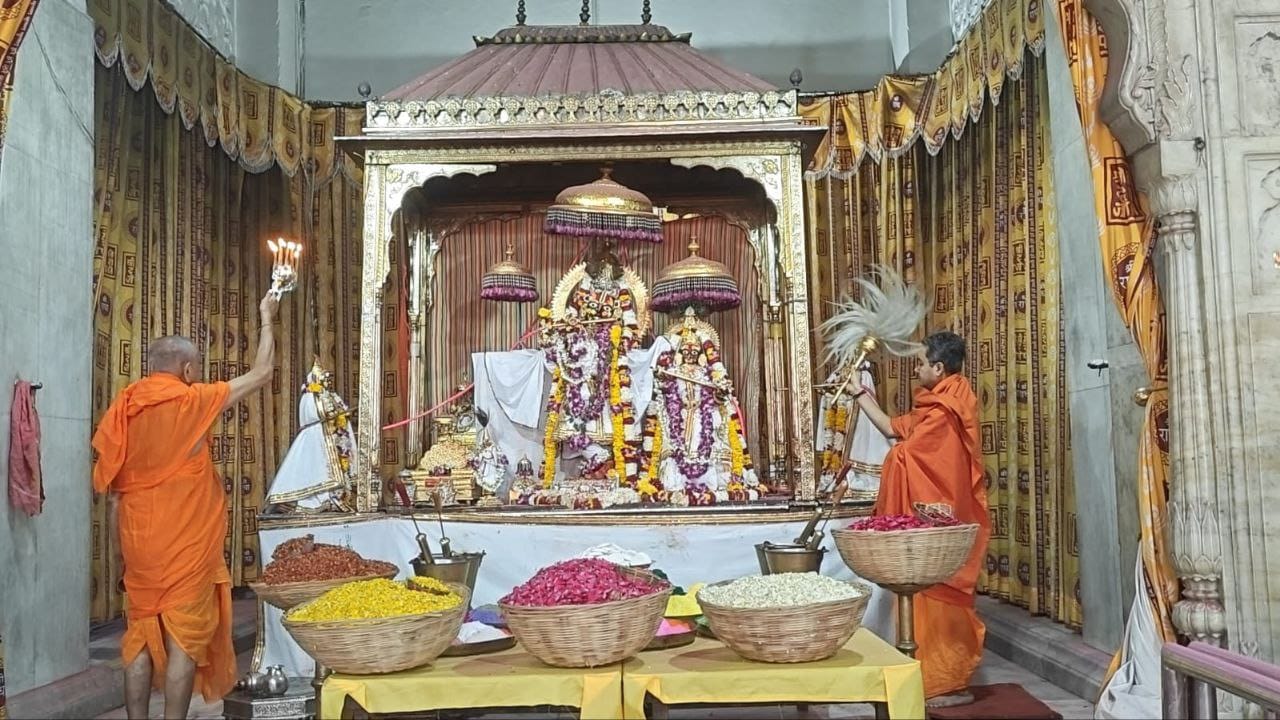 श्री गोविंददेवजी मंदिर में रंगों की बौछार: ठाकुरजी संग भक्तों ने खेली फूलों की होली