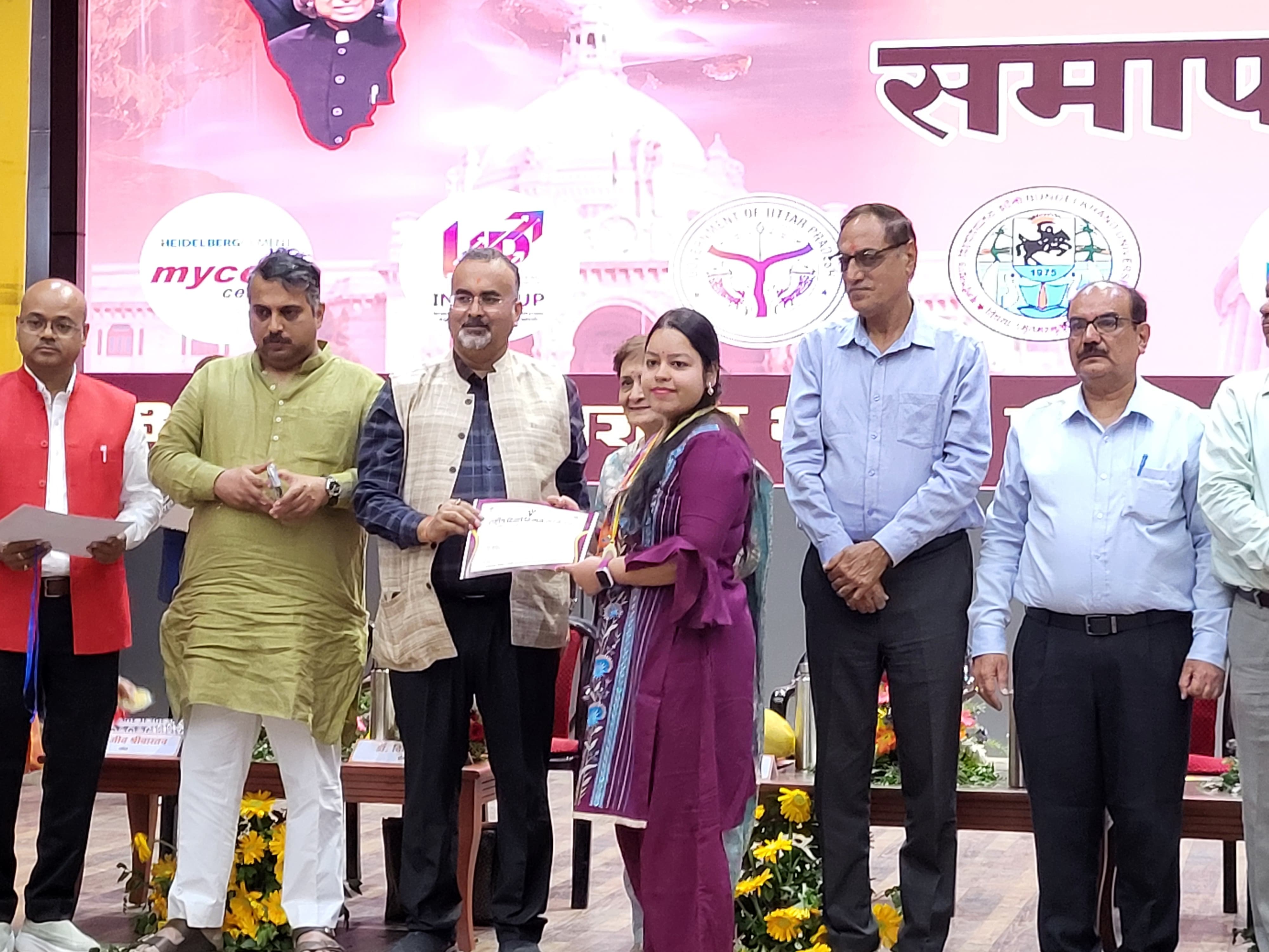 सम्मान प्रदान करते अतिथि सम्मान प्रदान करते अतिथि