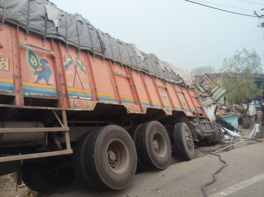 दुर्घटना ग्रस्त ट्रक