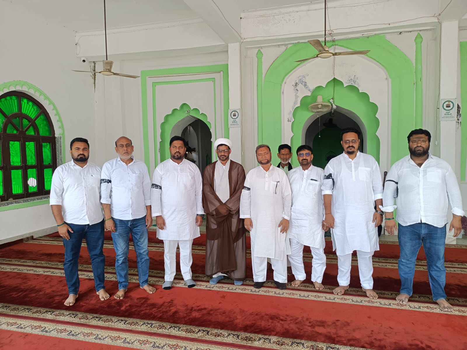 काली पट्टी बांधे शिया समुदाय के लोग